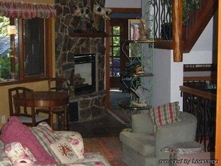 Inn At Clifftop Lane Bed And Breakfast Whistler Interieur foto